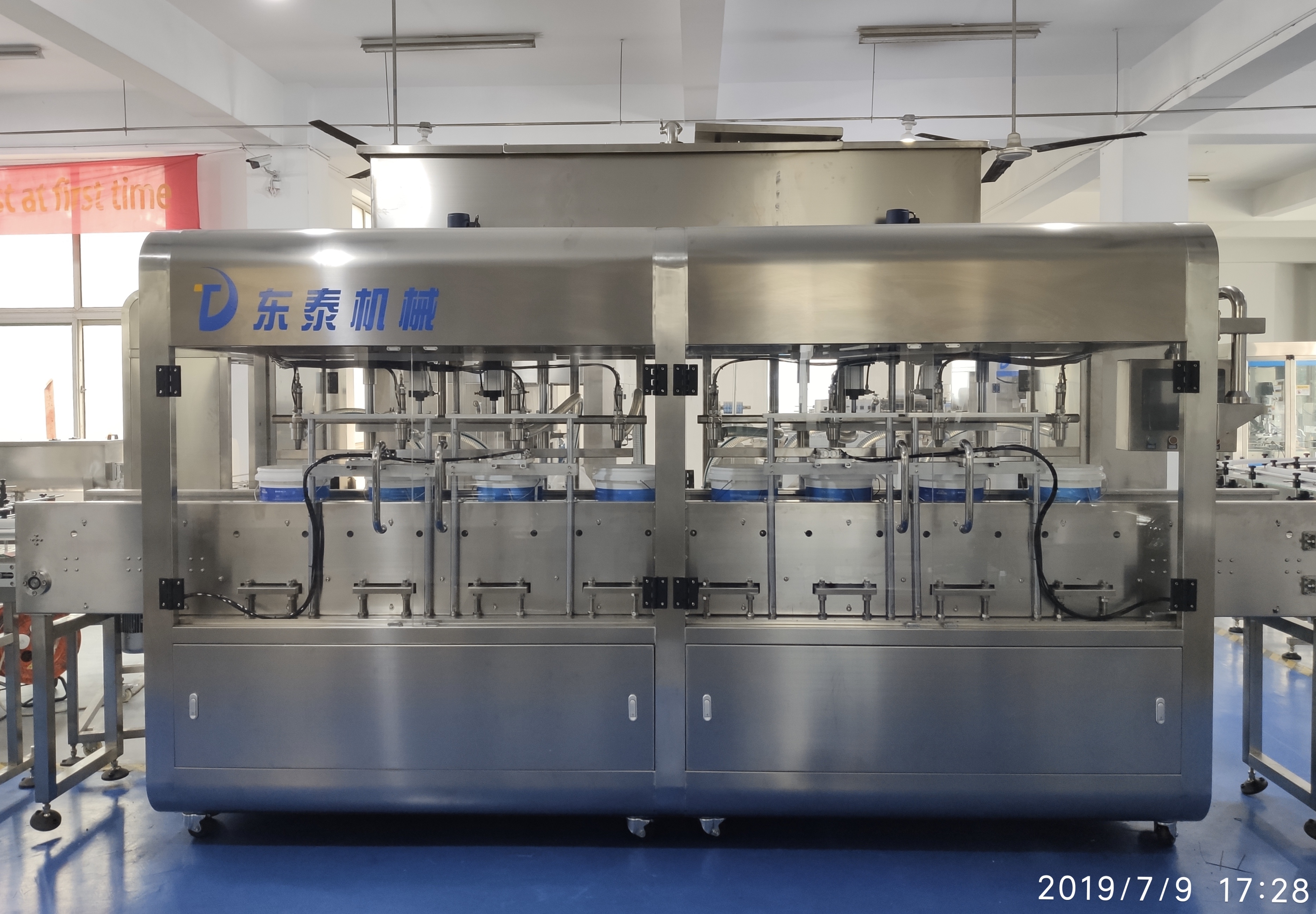 潤(rùn)滑油多頭大桶灌裝機(jī) 先進(jìn)技術(shù)產(chǎn)量高！